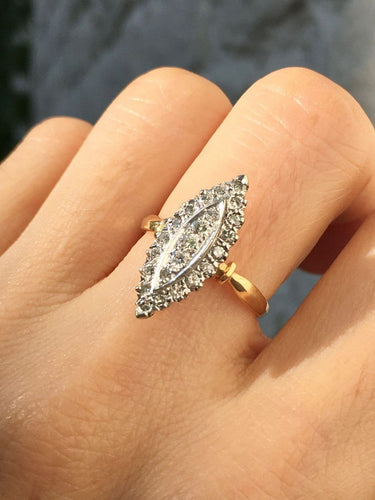 51.5 Bague navette en or blanc et jaune 18K et diamants 58 Facettes 277