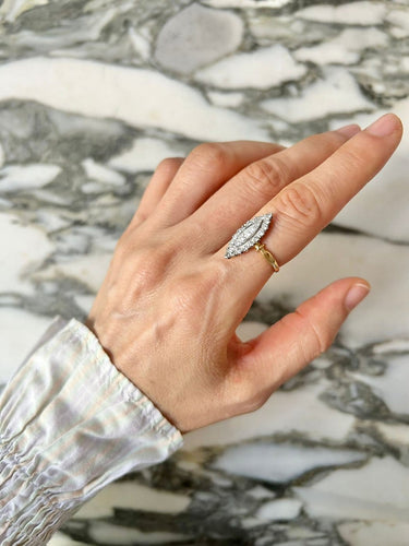 51.5 Bague navette en or blanc et jaune 18K et diamants 58 Facettes 277