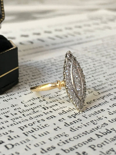 51.5 Bague navette en or blanc et jaune 18K et diamants 58 Facettes 277
