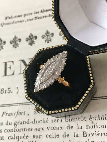 51.5 Bague navette en or blanc et jaune 18K et diamants 58 Facettes 277