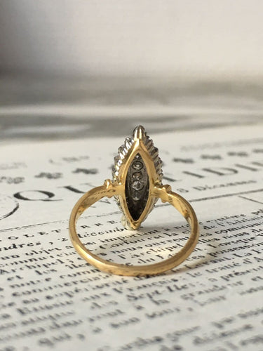 51.5 Bague navette en or blanc et jaune 18K et diamants 58 Facettes 277