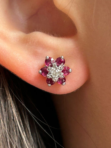 Puces d'oreilles en or blanc et jaune 18K, rubis et diamants 58 Facettes 278
