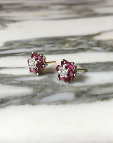 Puces d'oreilles en or blanc et jaune 18K, rubis et diamants 58 Facettes 278