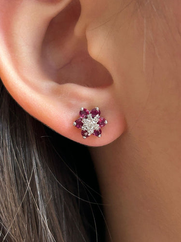 Puces d'oreilles en or blanc et jaune 18K, rubis et diamants 58 Facettes 278