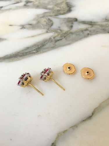 Puces d'oreilles en or blanc et jaune 18K, rubis et diamants 58 Facettes 278