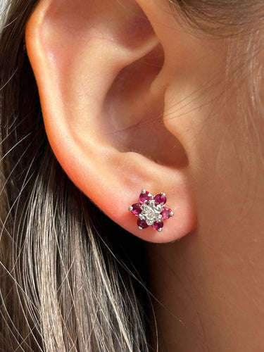 Puces d'oreilles en or blanc et jaune 18K, rubis et diamants 58 Facettes 278