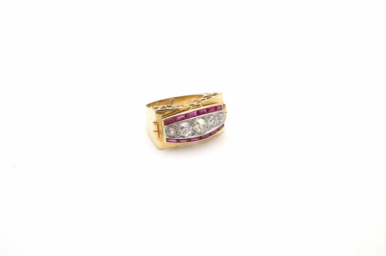 Bague 58 Bague tank années 1940 en platine et or jaune 18k, diamants et rubis 58 Facettes 24715