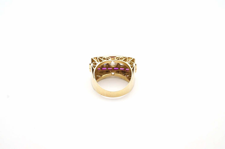 Bague 58 Bague tank années 1940 en platine et or jaune 18k, diamants et rubis 58 Facettes 24715