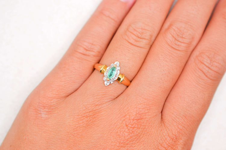 https://cdn.shopify.com/s/files/1/0963/7950/2920/files/bague-vintage-navette_322d1d21-bf72-4c02-a626-e4675531f34c.jpg?v=1788355364