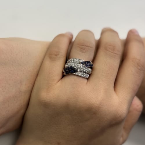 Bague Bague bandeau croisée en or blanc 18 ct avec diamants et saphirs 58 Facettes 24509