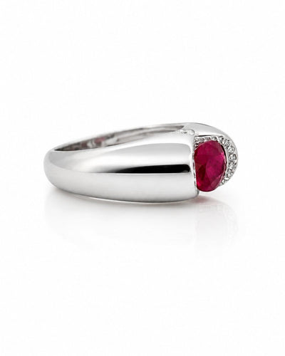 51 Bague en or blanc, rubis ovale et diamants 58 Facettes 91023