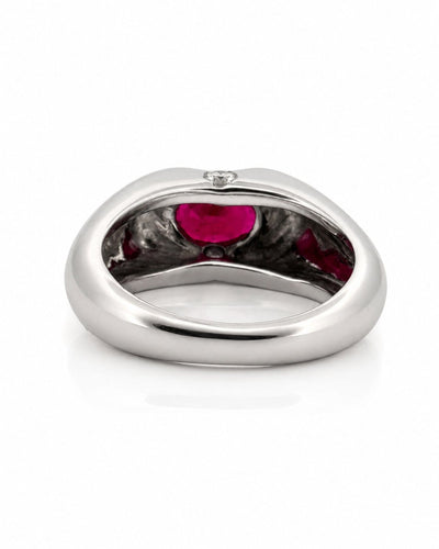 51 Bague en or blanc, rubis ovale et diamants 58 Facettes 91023