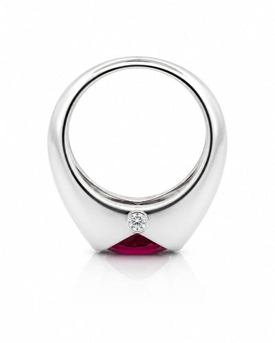 51 Bague en or blanc, rubis ovale et diamants 58 Facettes 91023