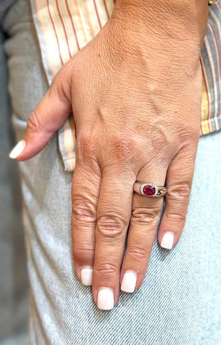 51 Bague en or blanc, rubis ovale et diamants 58 Facettes 91023