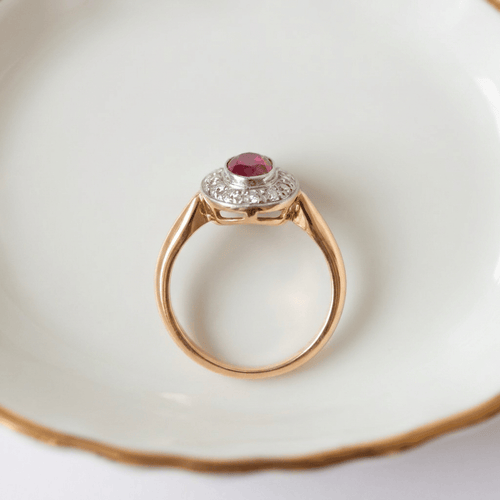 55.5 Bague entourage ancienne en or rose avec rubis et diamants taille ancienne 58 Facettes HJ062642
