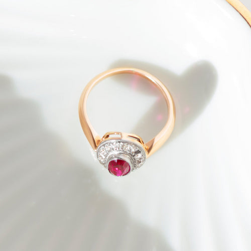 55.5 Bague entourage ancienne en or rose avec rubis et diamants taille ancienne 58 Facettes HJ062642