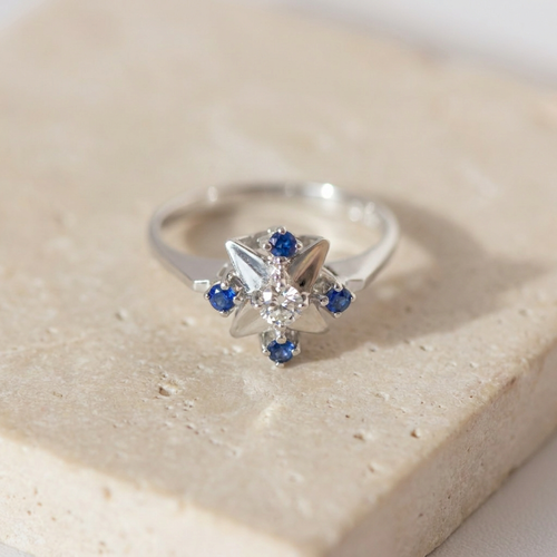 51 Bague vintage en or blanc avec saphirs et diamant 58 Facettes HJ062649