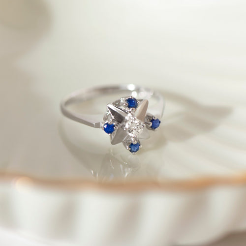51 Bague vintage en or blanc avec saphirs et diamant 58 Facettes HJ062649