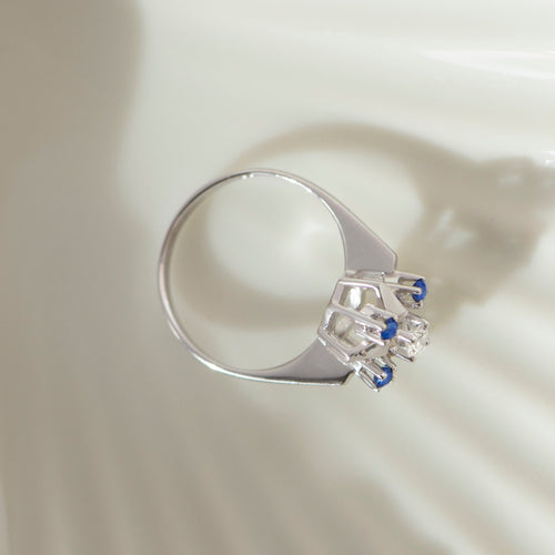 51 Bague vintage en or blanc avec saphirs et diamant 58 Facettes HJ062649