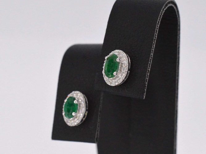 Boucles d'oreilles en or blanc, diamants et émeraude 58 Facettes 2015