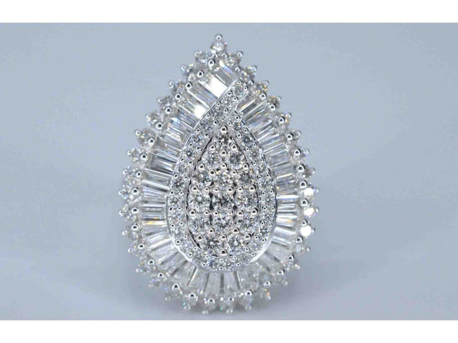 54 Bague poire halo en or blanc et diamants 58 Facettes 2039