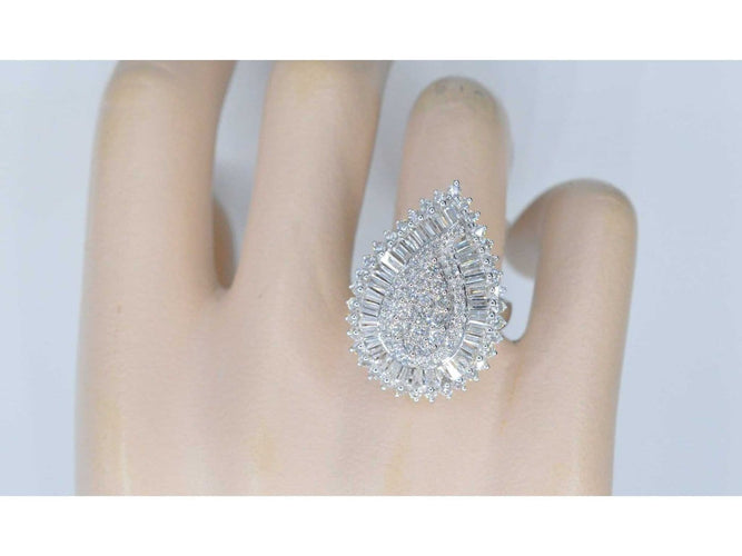 54 Bague poire halo en or blanc et diamants 58 Facettes 2039