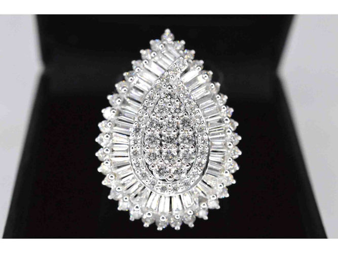 54 Bague poire halo en or blanc et diamants 58 Facettes 2039