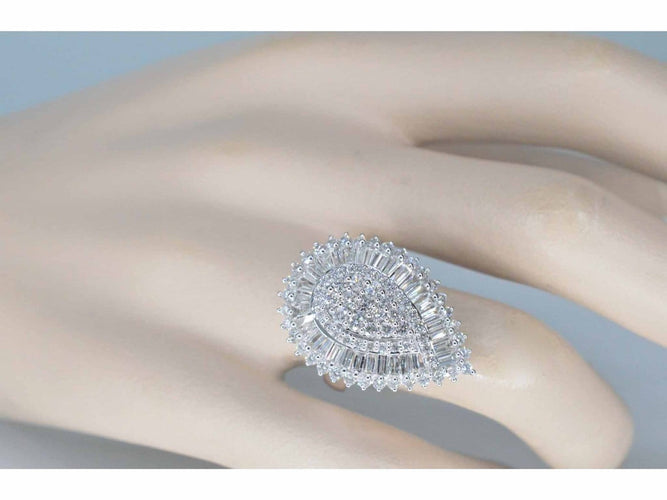 54 Bague poire halo en or blanc et diamants 58 Facettes 2039