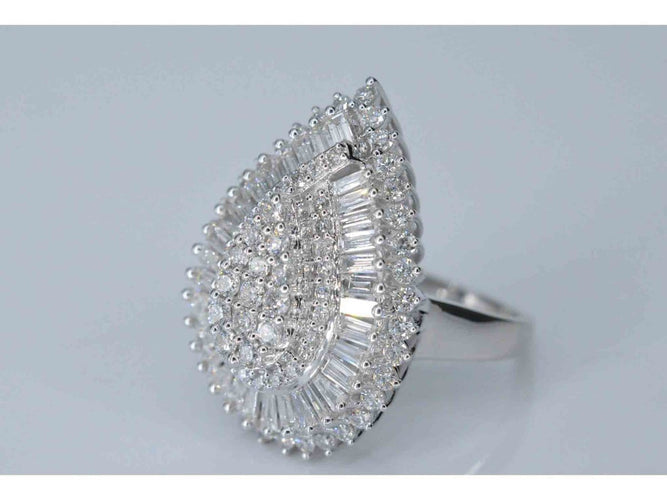 54 Bague poire halo en or blanc et diamants 58 Facettes 2039