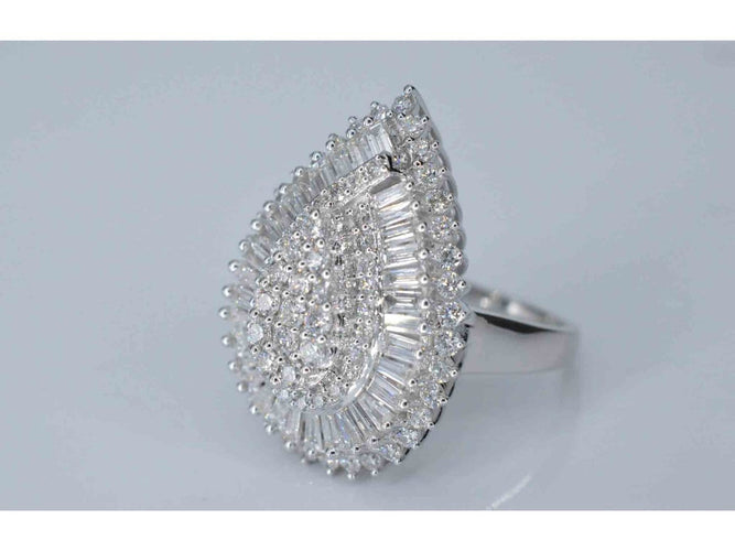 54 Bague poire halo en or blanc et diamants 58 Facettes 2039