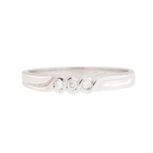 56 Bague trilogie en or blanc 18 carats et diamants 58 Facettes A1531