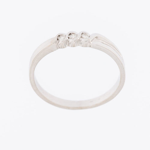 56 Bague trilogie en or blanc 18 carats et diamants 58 Facettes A1531