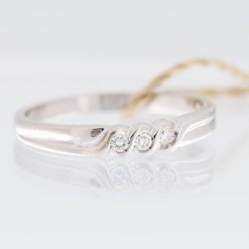 56 Bague trilogie en or blanc 18 carats et diamants 58 Facettes A1531