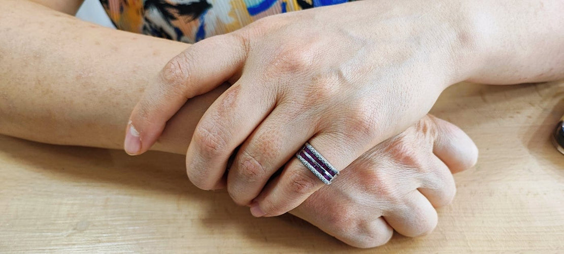 Bague 53.5 Bague bandeau en or blanc, rubis et diamants 58 Facettes DV-Bag.rub.cal