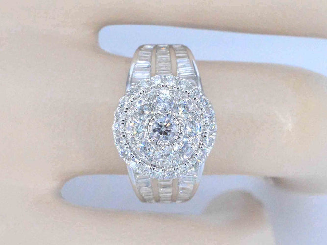 54 Bague halo en or blanc et diamants 58 Facettes 2041