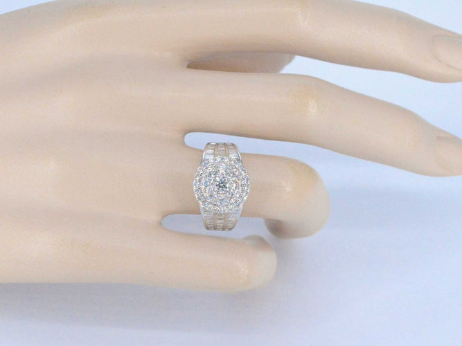 54 Bague halo en or blanc et diamants 58 Facettes 2041