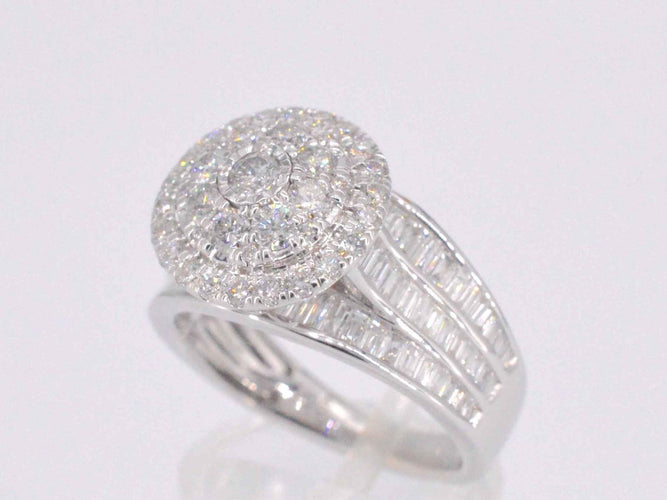 54 Bague halo en or blanc et diamants 58 Facettes 2041