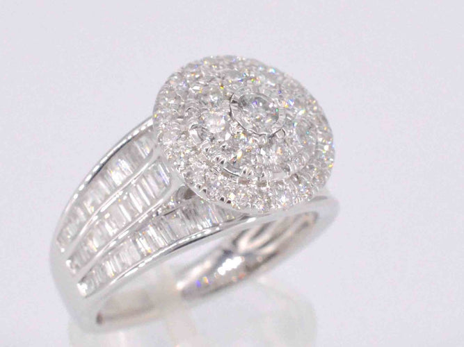 54 Bague halo en or blanc et diamants 58 Facettes 2041