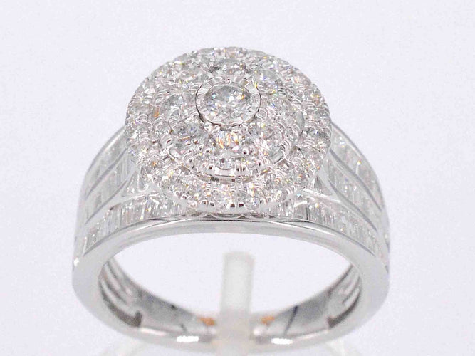 54 Bague halo en or blanc et diamants 58 Facettes 2041