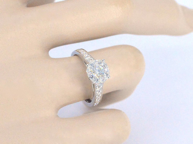 53 Bague halo en or blanc et diamants taille brillant 1,00 ct 58 Facettes 1001