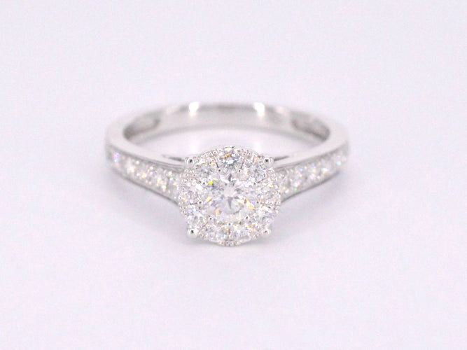 53 Bague halo en or blanc et diamants taille brillant 1,00 ct 58 Facettes 1001