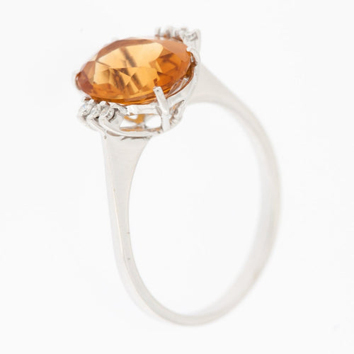 57 Bague suisse en or blanc avec topaze dorée et diamants 58 Facettes A1571