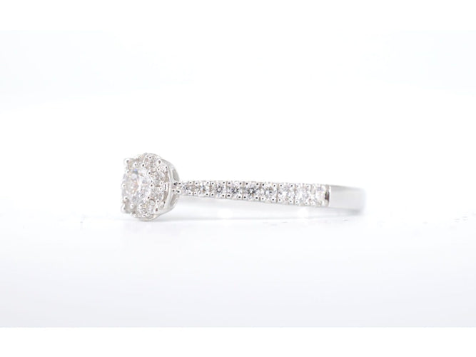 53 Bague halo en or blanc et diamants 58 Facettes 1003
