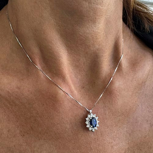 Collier avec pendentif fleur en or blanc, saphir et diamants 58 Facettes 42901