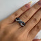 56 Bague en or blanc avec saphirs et diamants 58 Facettes 27602