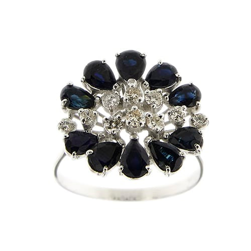 64 Bague fleur en or blanc avec saphirs et diamants 58 Facettes 30306
