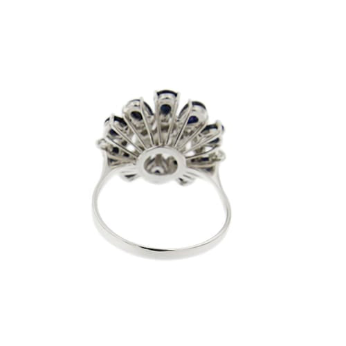 64 Bague fleur en or blanc avec saphirs et diamants 58 Facettes 30306