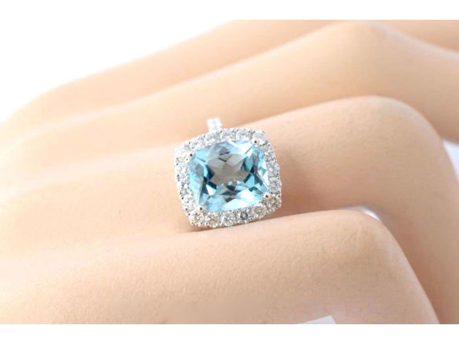 53 Bague halo en or blanc avec topaze naturelle et diamants 58 Facettes 1005