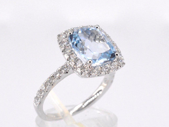53 Bague halo en or blanc avec topaze naturelle et diamants 58 Facettes 1005