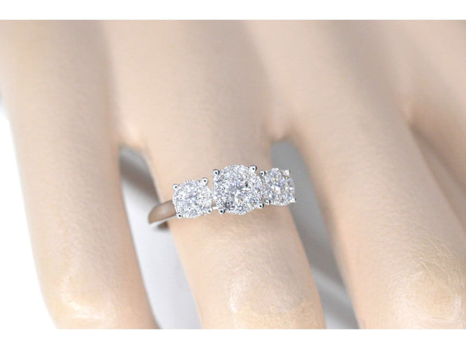 53 Bague trois sertis en or 18 carats et diamants 58 Facettes 1006